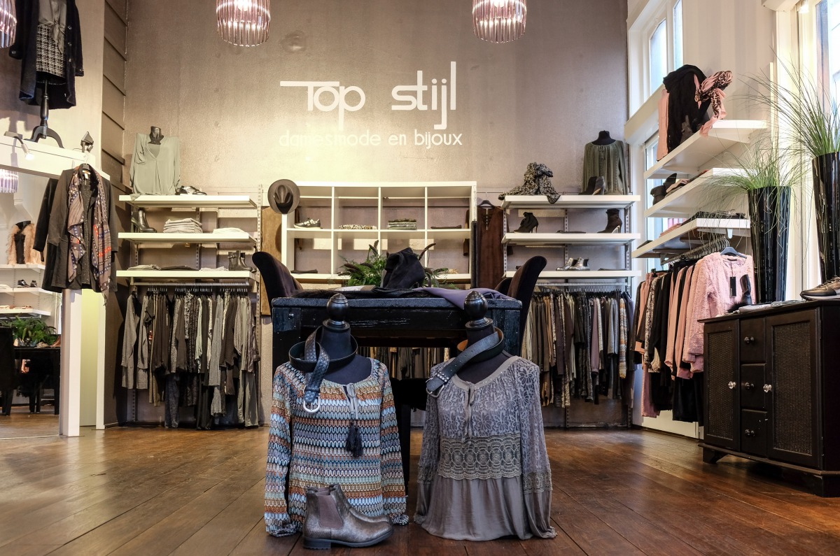Kleding aan het rek in de winkel van Top Stijl